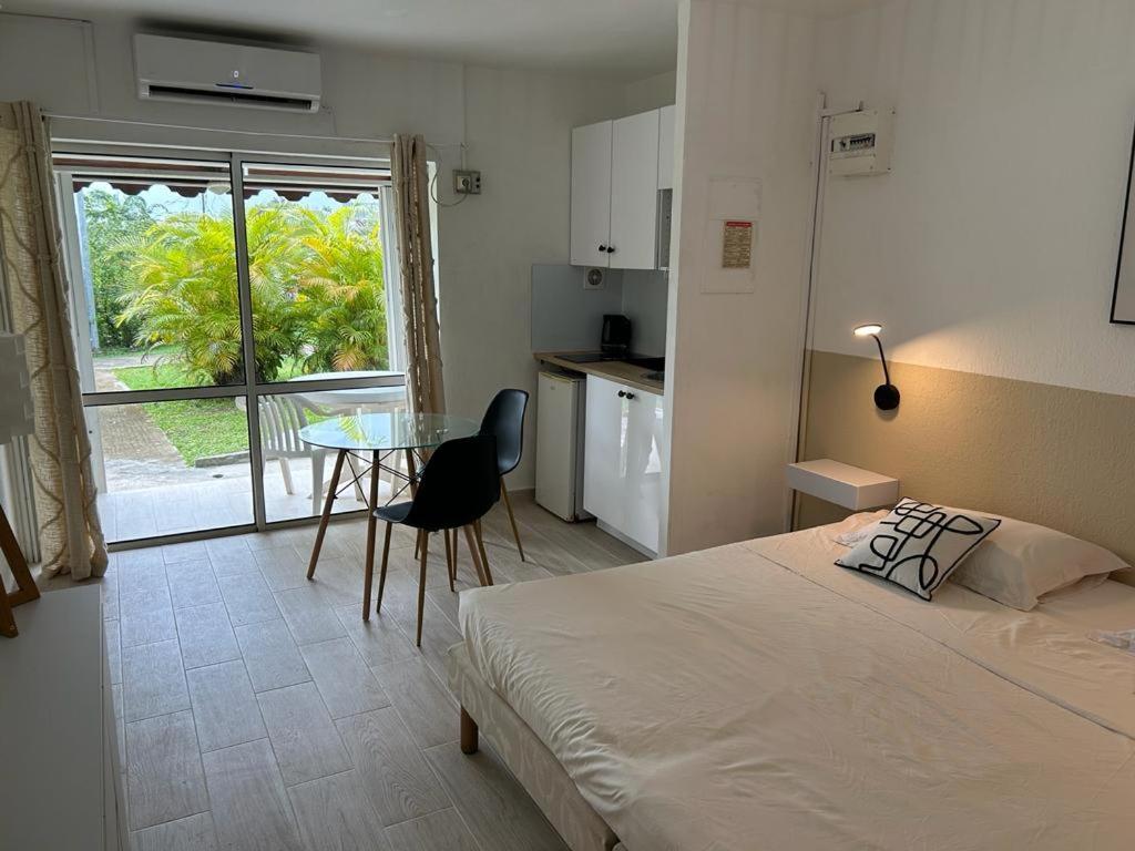Superbe Studio Avec Piscine, Au Coeur De La Marina! Village Soleil ! Proche Aeroport & Ferry Le Gosier  Bagian luar foto