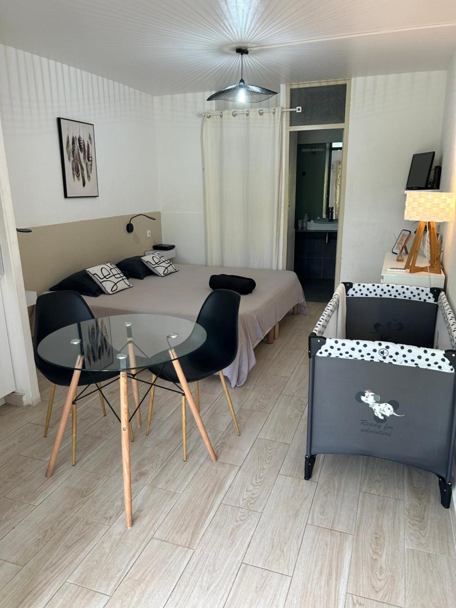 Superbe Studio Avec Piscine, Au Coeur De La Marina! Village Soleil ! Proche Aeroport & Ferry Le Gosier  Bagian luar foto